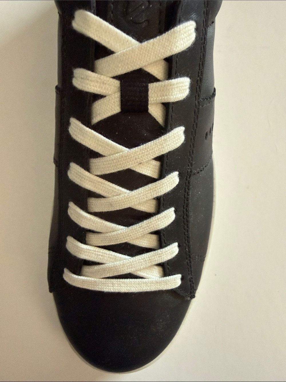 NWT ECCO WOMEN’S BLACK PADDED STREET LITE ROUND TOE LEATHER SNEAKER, 9/EU 40